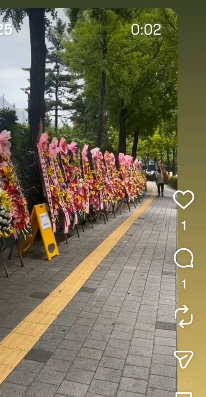 응원화환이 근조화환보다 훨씬 많다는 배재고 앞 | 인스티즈