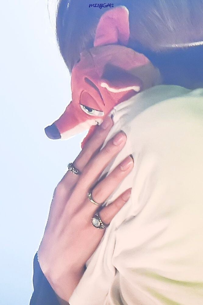[잡담] 방탄 뷔는 손모델 필요없겠다 | 인스티즈