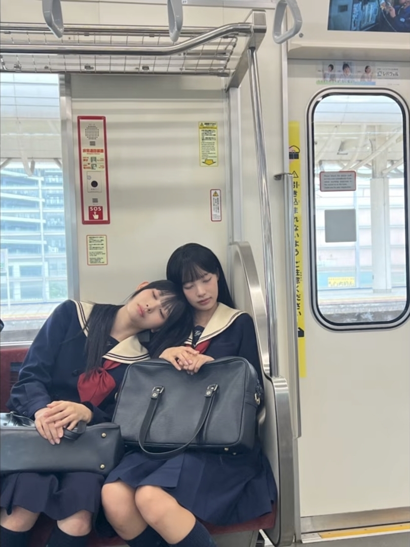 [잡담] 미나미랑 원이 교복 입은 거 무언가가 자극됨.... | 인스티즈
