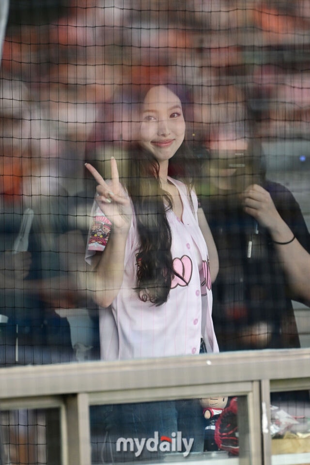 [잡담] 260704 LG 트윈스 트와이스 나연 시구 기사 사진 | 인스티즈