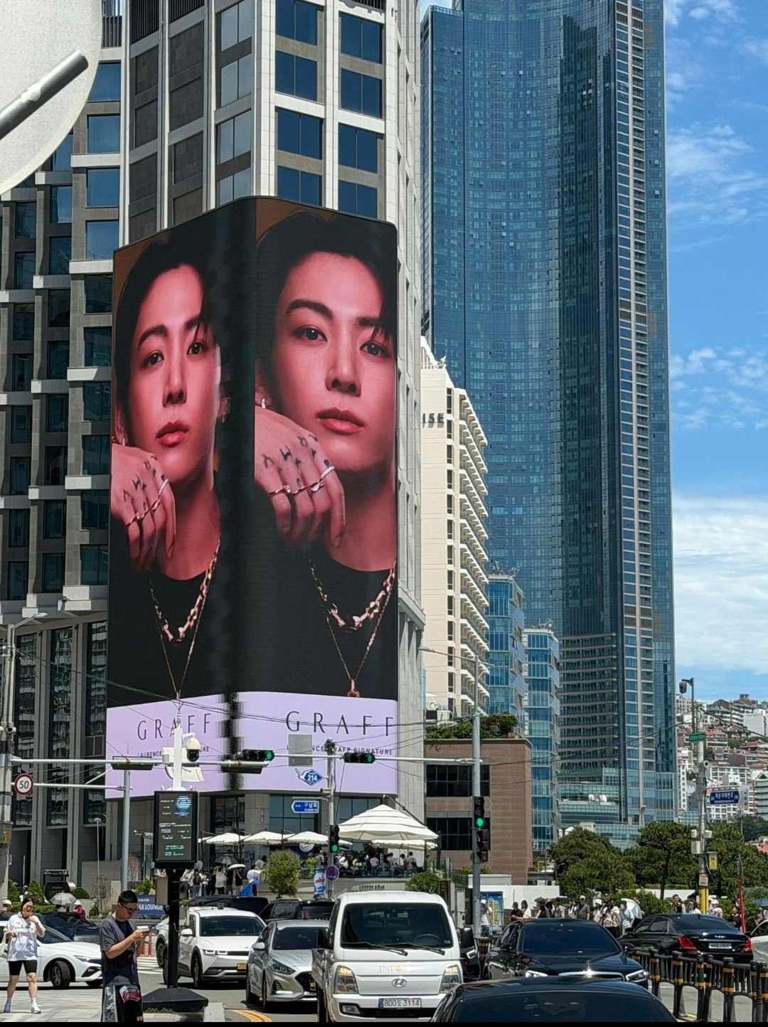 [잡담] 개큰 전광판 정국 얼굴 근본 있다 | 인스티즈