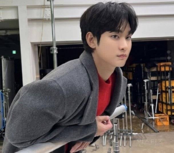 [잡담] 김수현 이사진 ㄹㅇ 이복형인지 동생인지 그사람 닮았다 | 인스티즈