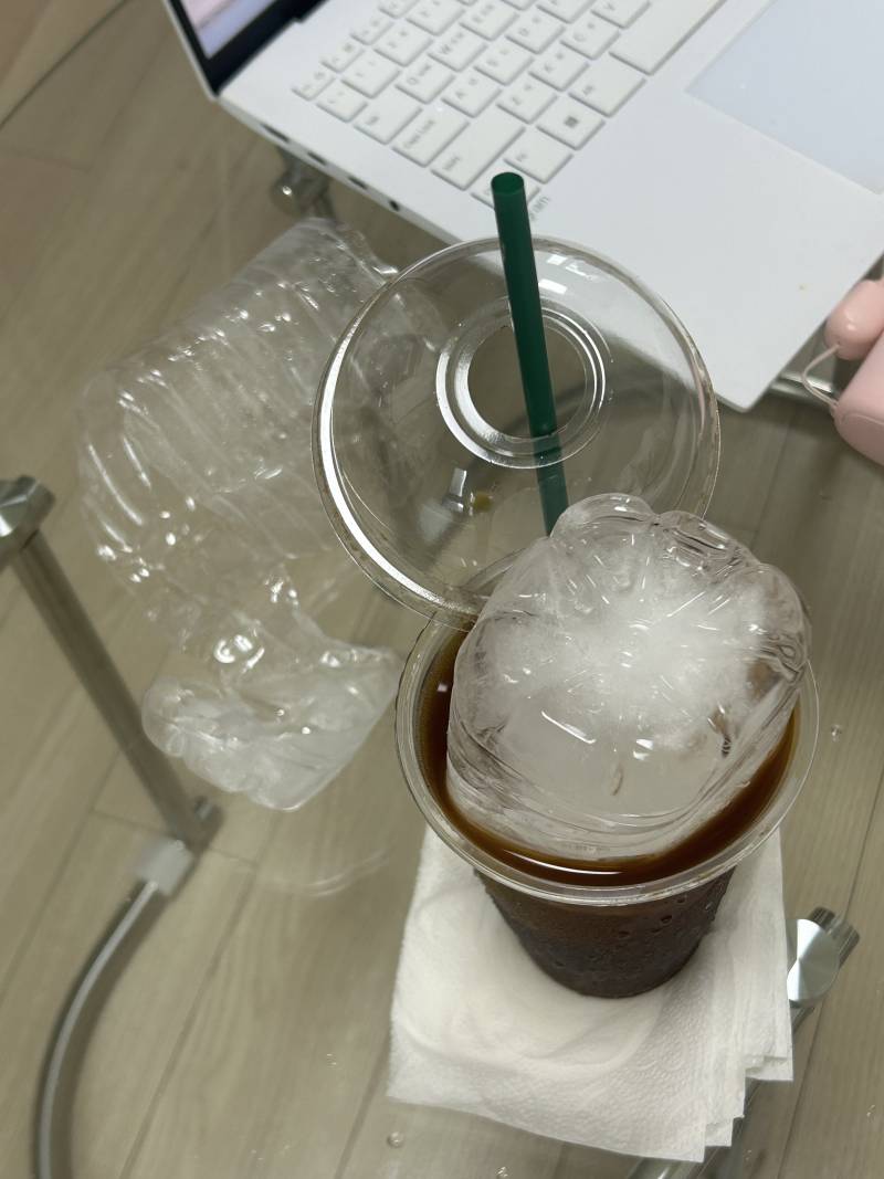 [잡담] 가끔 보면 나도 참 대충 산다 느낌.. 선풍기 나사 돌리기 귀찮아서 뚜껑 없이 쓰기 | 인스티즈