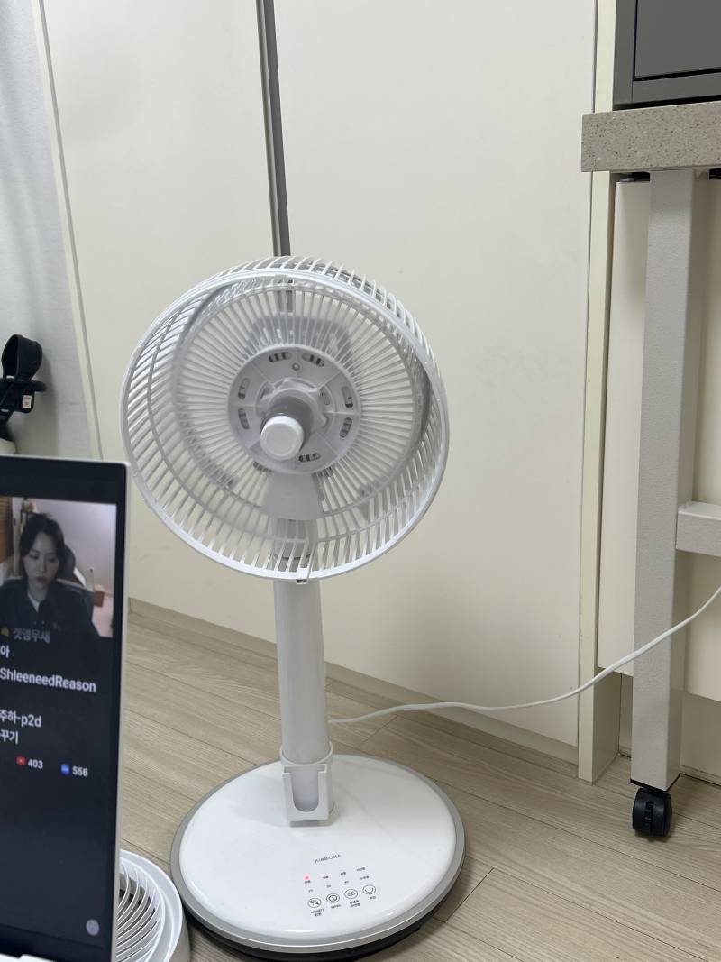 [잡담] 가끔 보면 나도 참 대충 산다 느낌.. 선풍기 나사 돌리기 귀찮아서 뚜껑 없이 쓰기 | 인스티즈