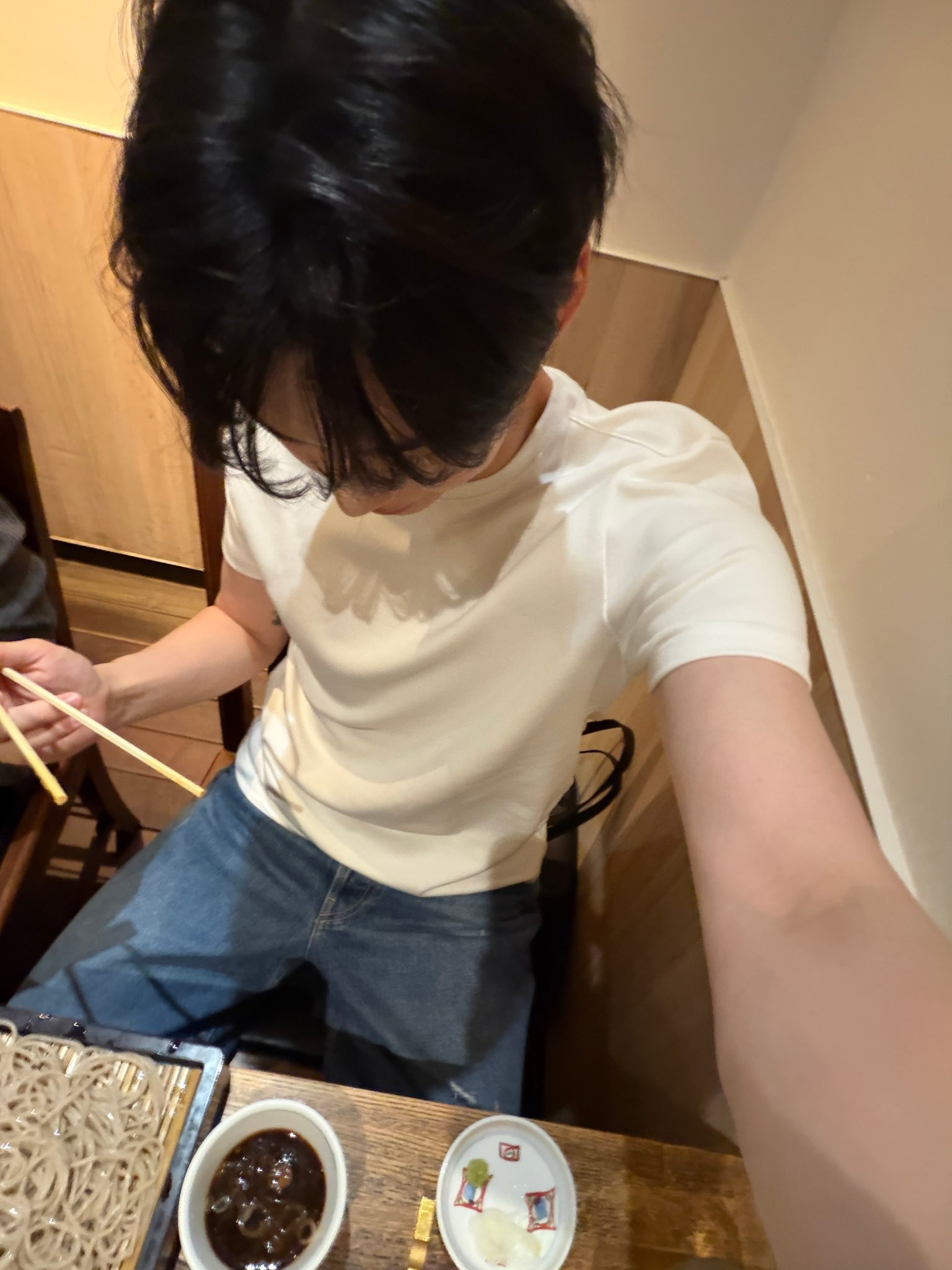 [잡담] 성한빈 아까보낸 흰티가 정면에선 | 인스티즈