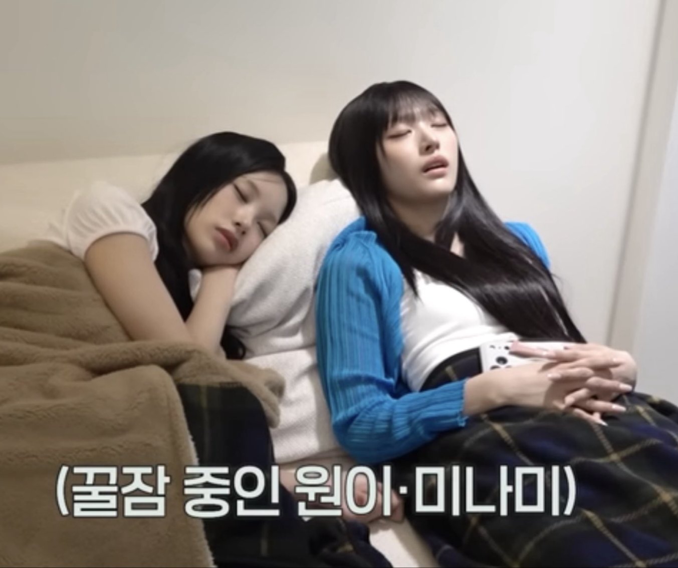 [잡담] 원이 미나미 자고있는컷 원이 유독 애기처럼 나옴 | 인스티즈