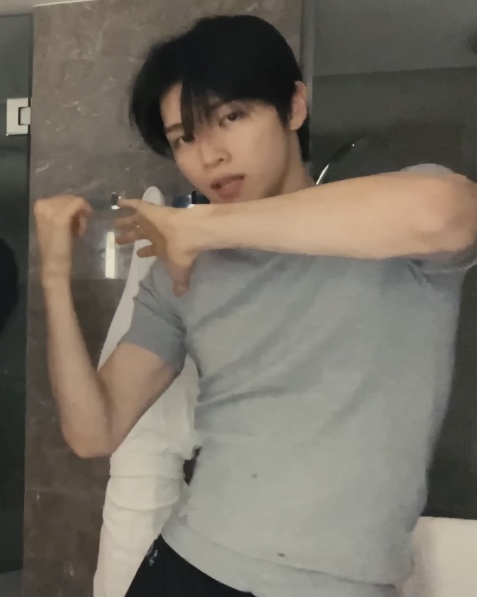 [잡담] 성찬 기본티 많이 입어줘라 | 인스티즈