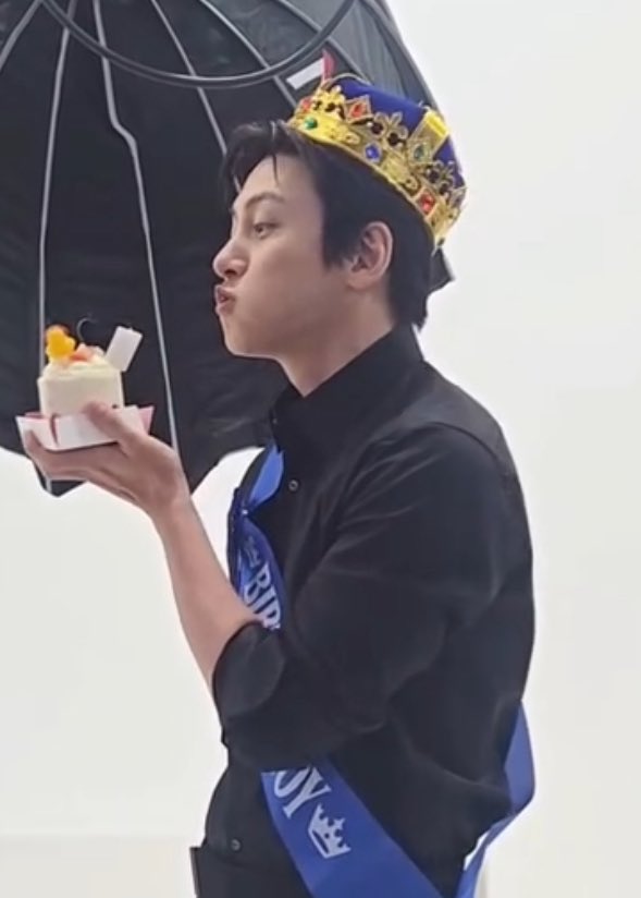 [잡담] 지창욱 생일만 되면 왕관을 씀........ | 인스티즈