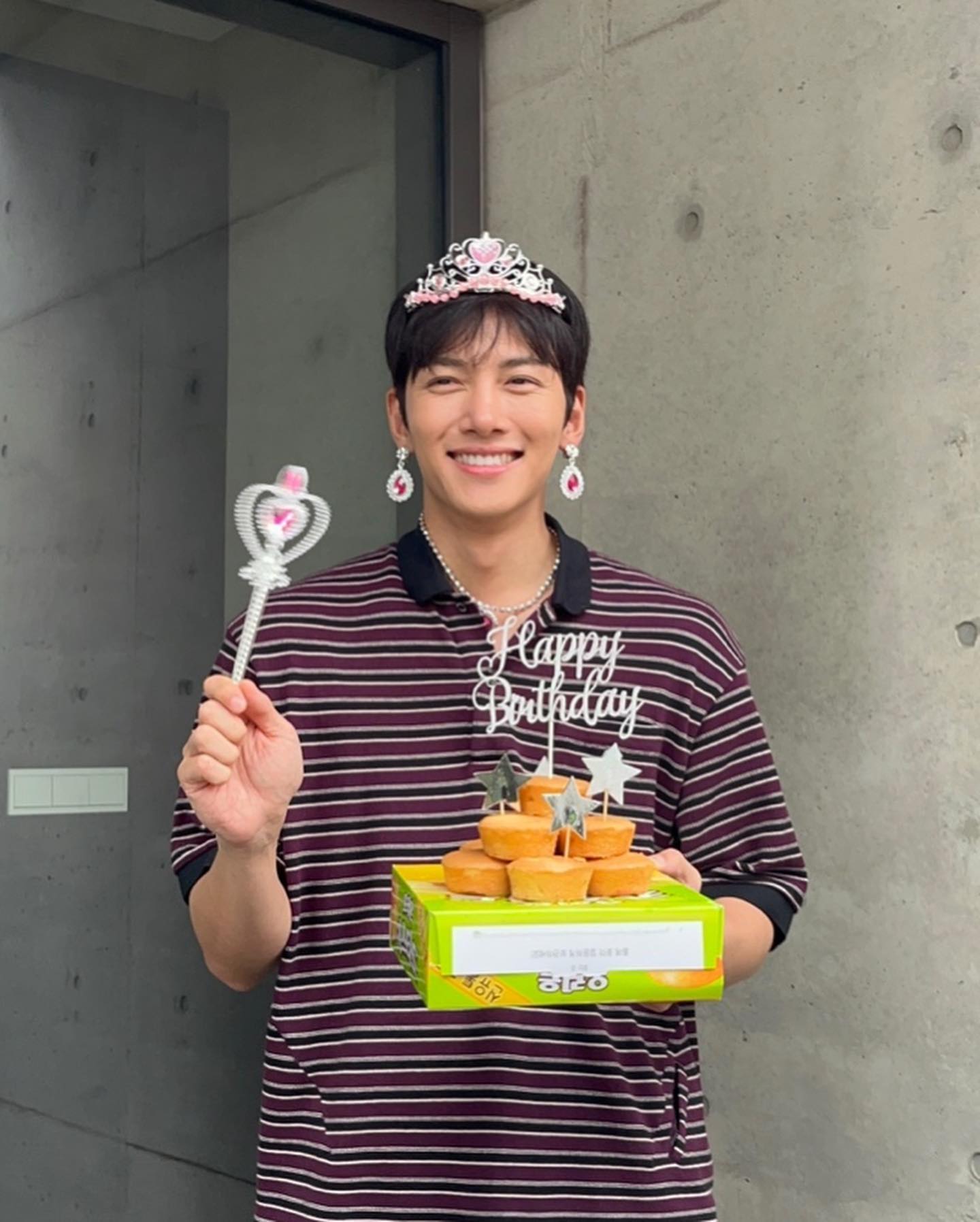 [잡담] 지창욱 생일만 되면 왕관을 씀........ | 인스티즈