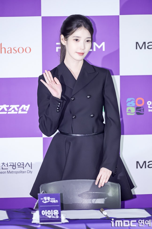 [잡담] 아이유) 260707 청룡 핸드프린팅 아이유 참석 기사사진 | 인스티즈