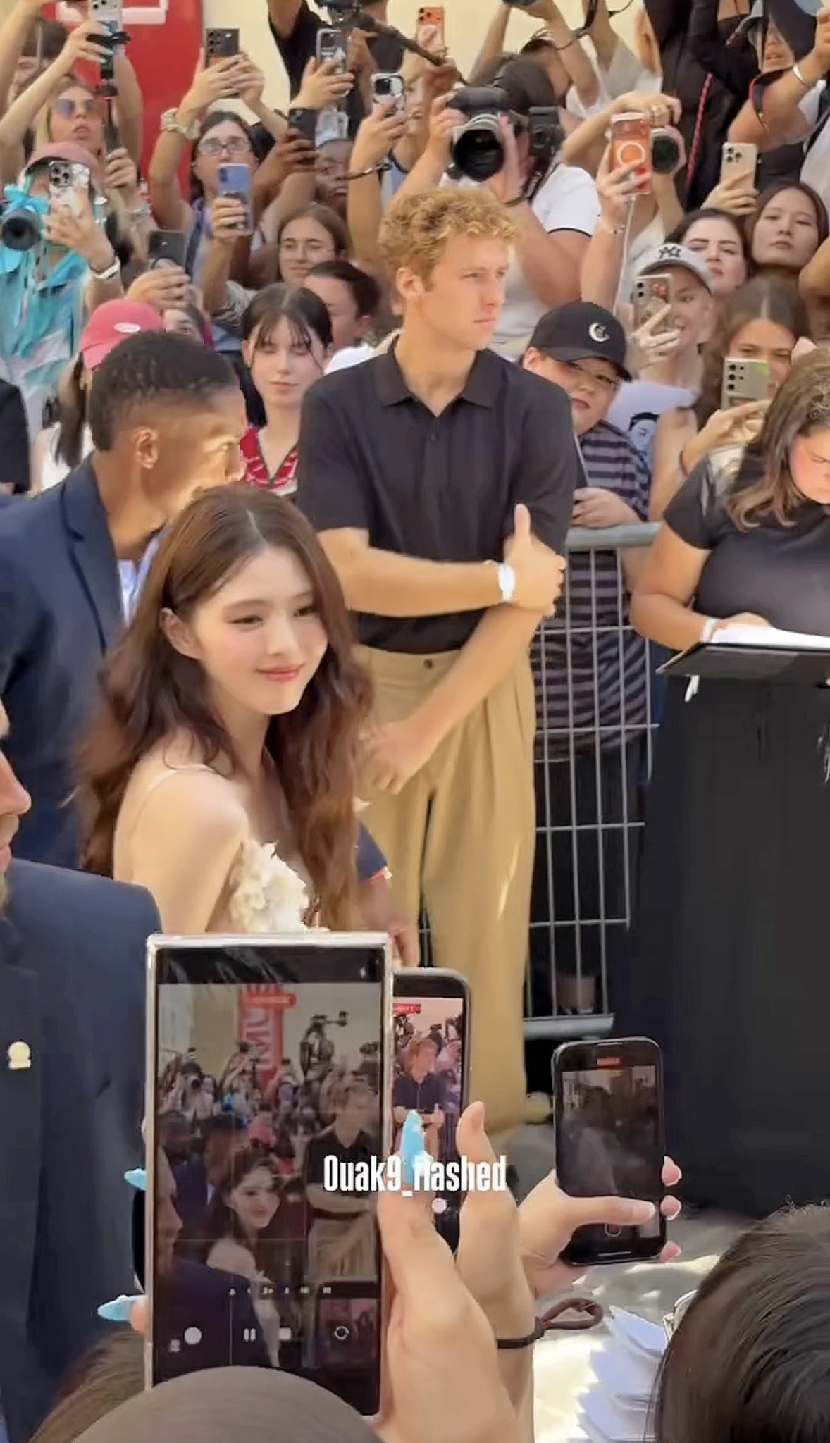 [잡담] 한소희) 어제자 파리 한소희 폰카짤 | 인스티즈