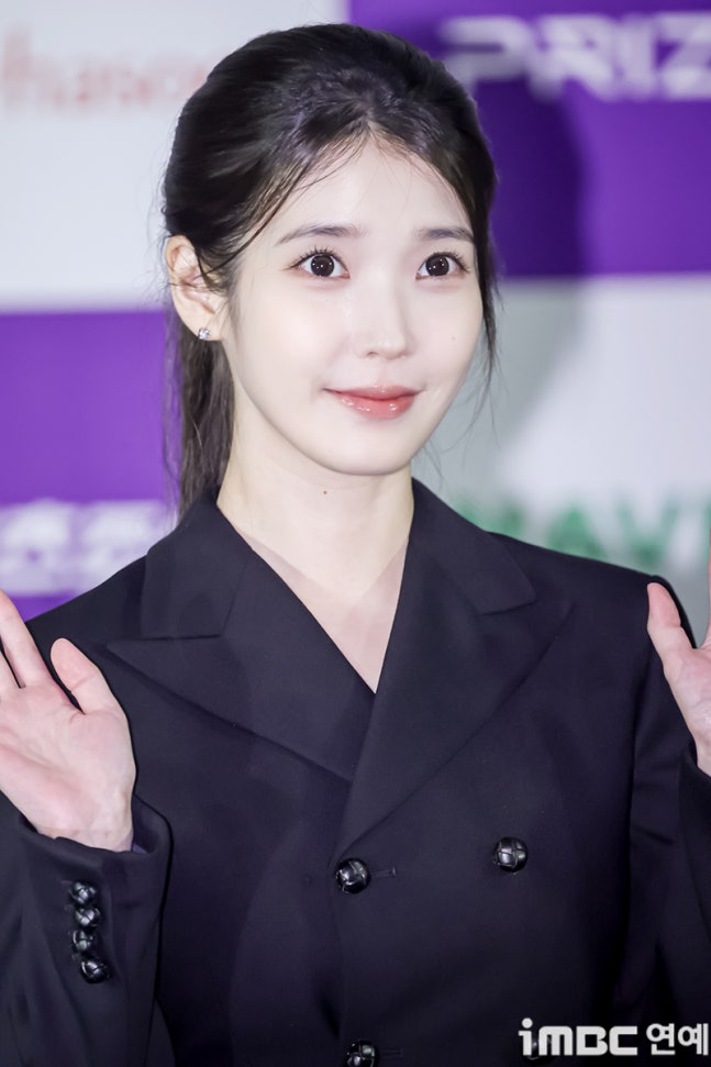 [잡담] 아이유) 260707 청룡 핸드프린팅 아이유 참석 기사사진 | 인스티즈