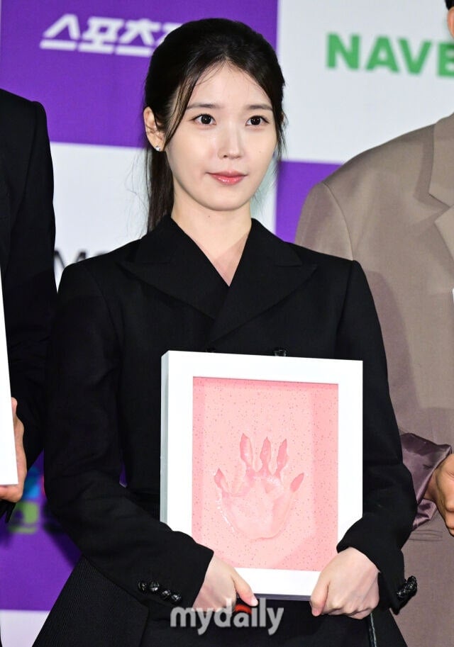 [잡담] 케이크 컷팅식을 잇는 핸드프린팅 주지훈 아이유 | 인스티즈