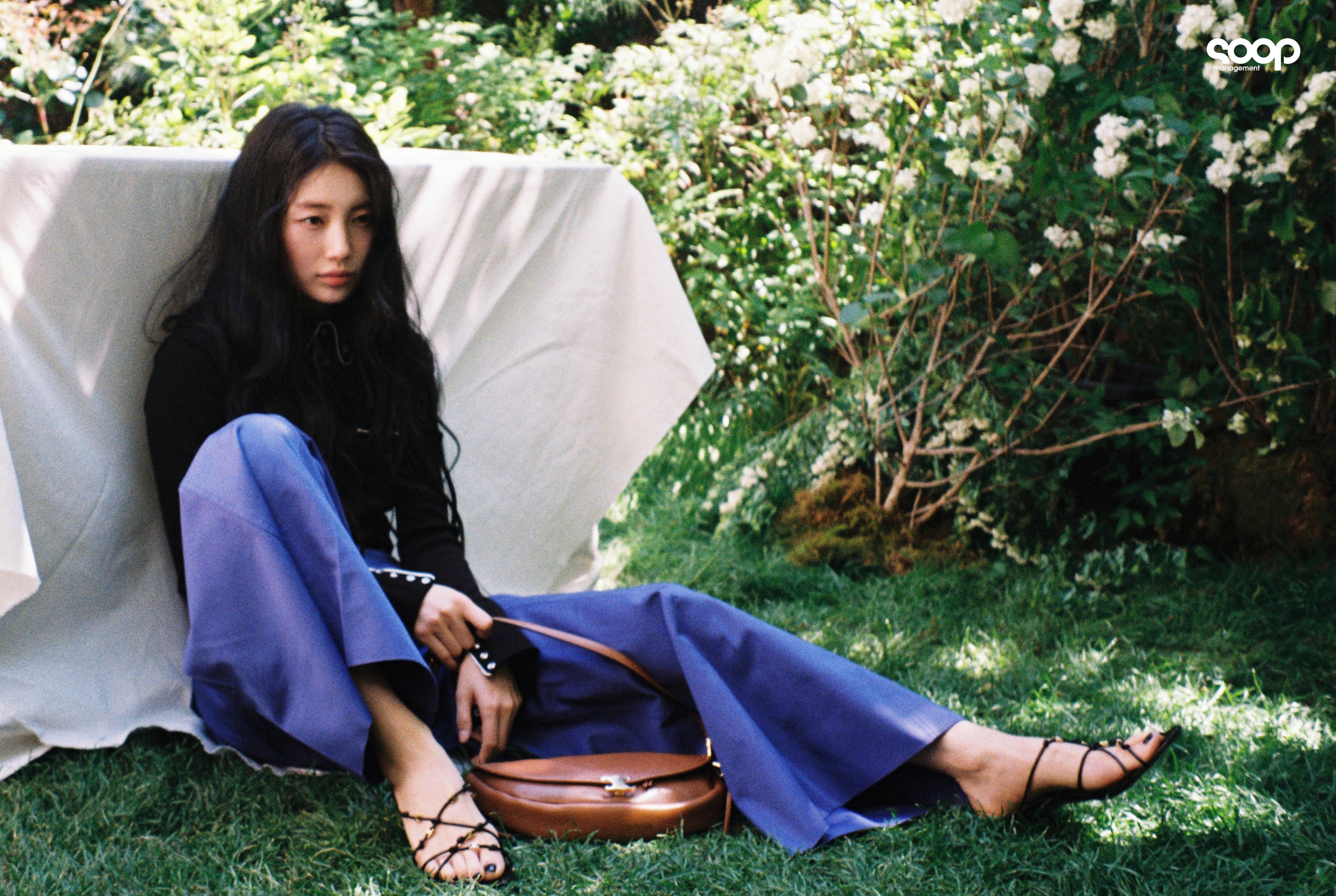 오늘자 데이즈드 셀린느 수지 필름 카메라 | 인스티즈