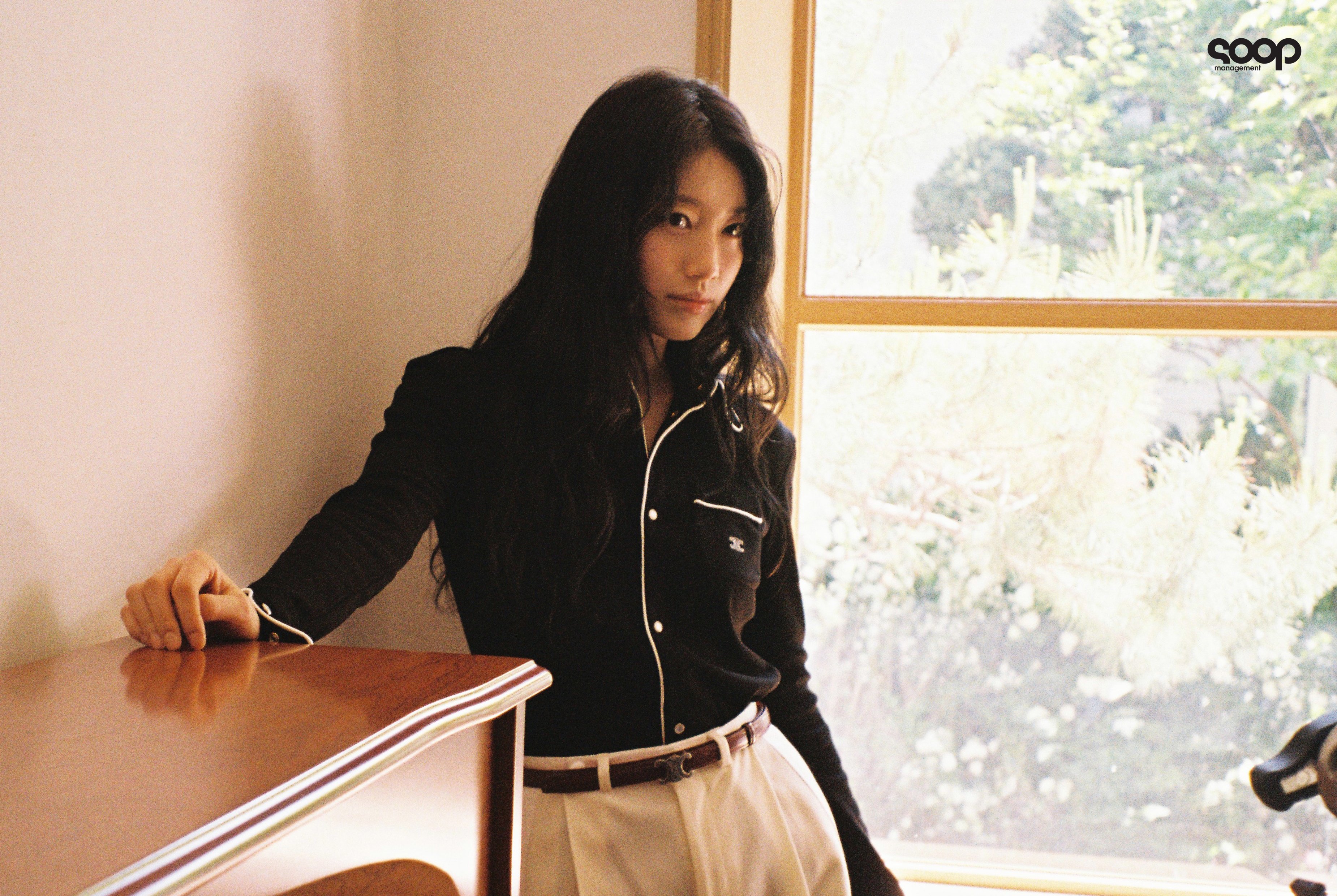 오늘자 데이즈드 셀린느 수지 필름 카메라 | 인스티즈