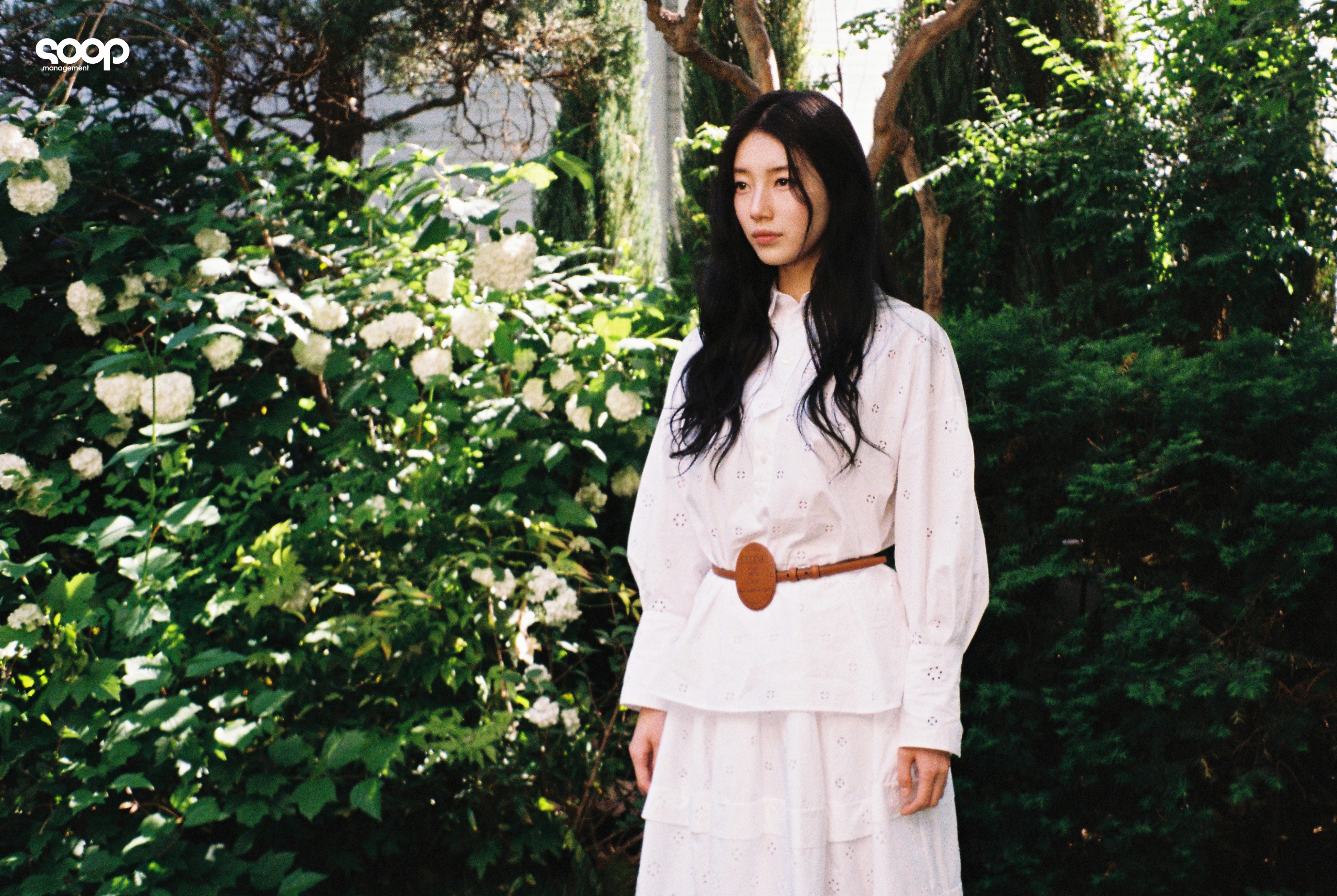 오늘자 데이즈드 셀린느 수지 필름 카메라 | 인스티즈