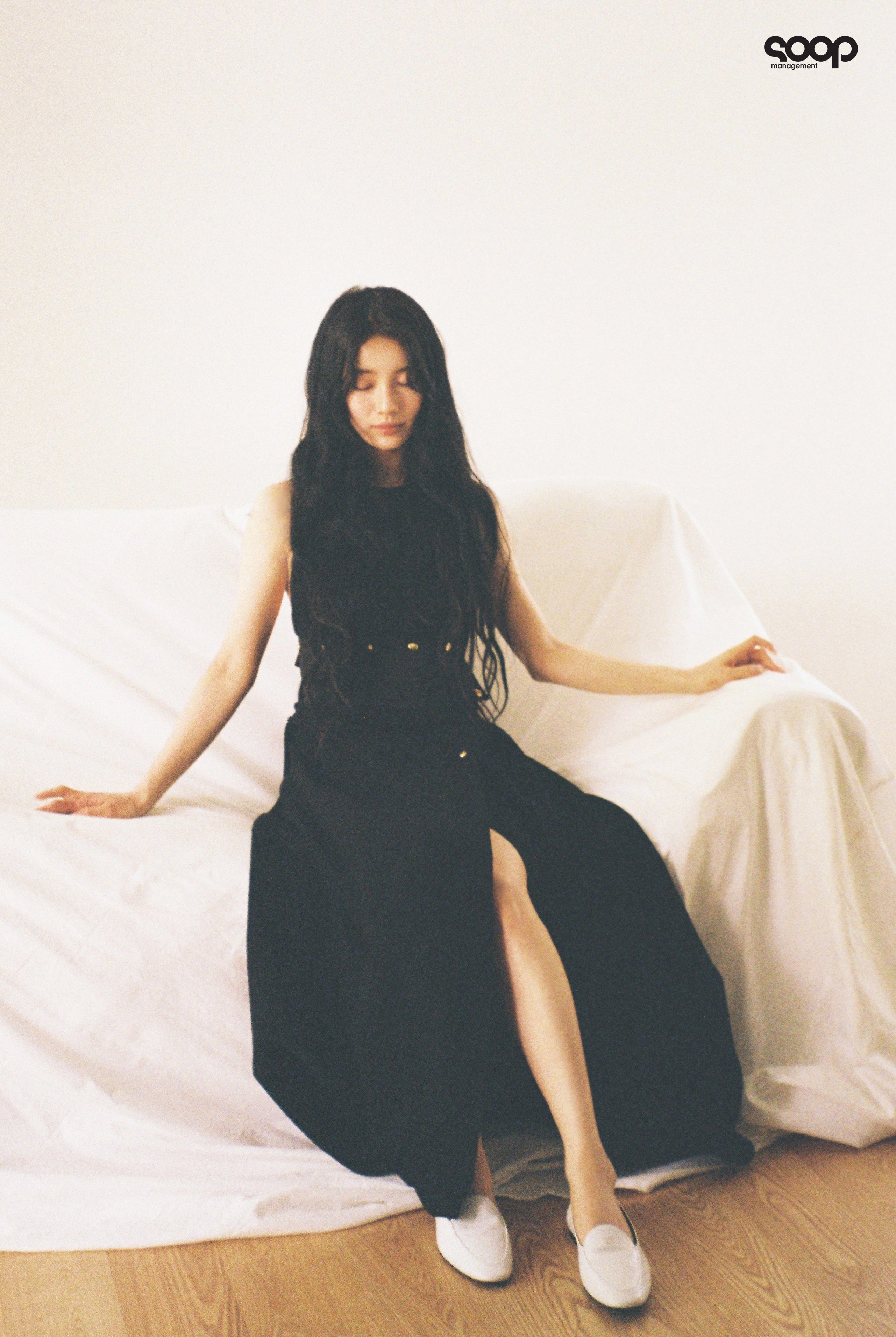 오늘자 데이즈드 셀린느 수지 필름 카메라 | 인스티즈