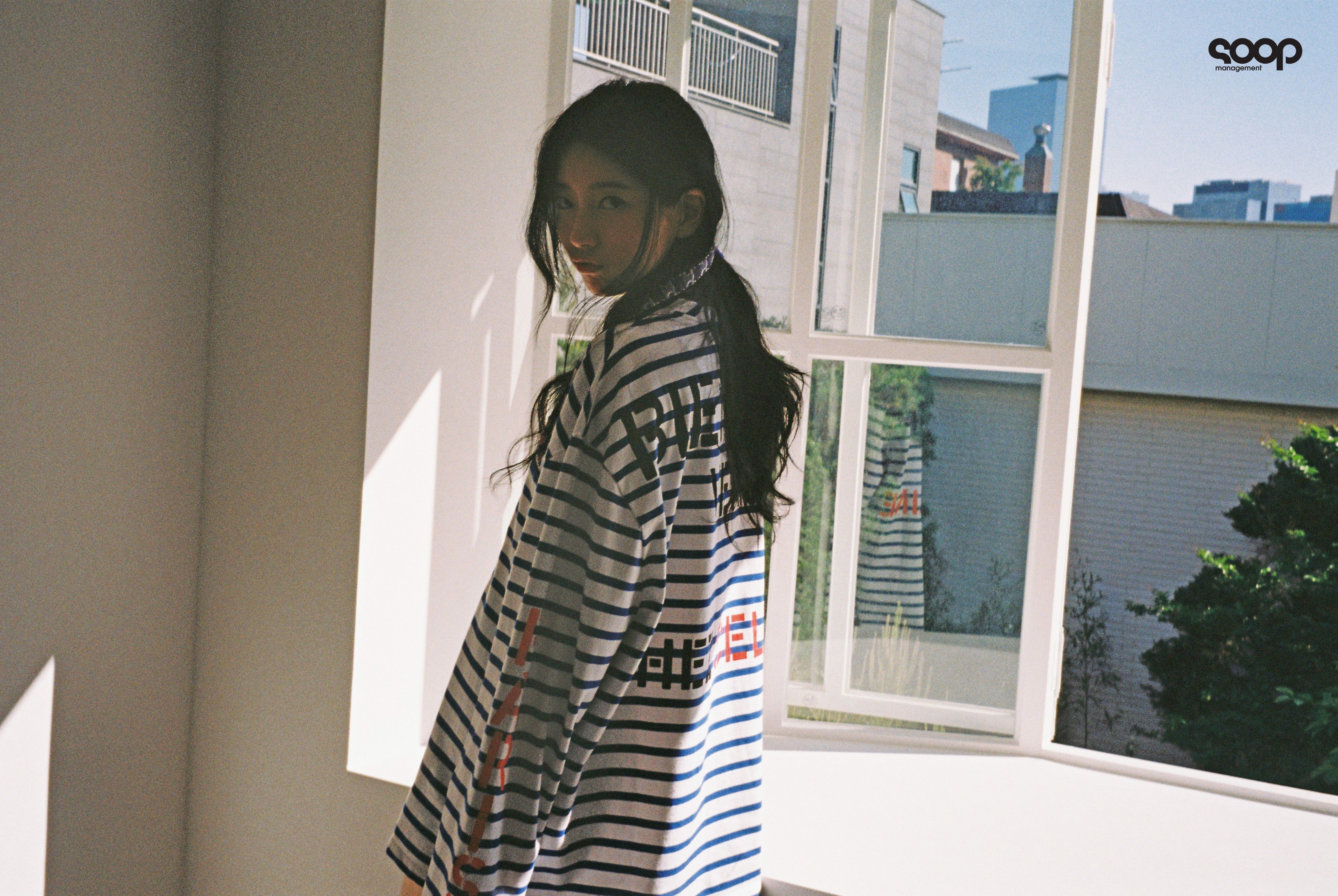 오늘자 데이즈드 셀린느 수지 필름 카메라 | 인스티즈