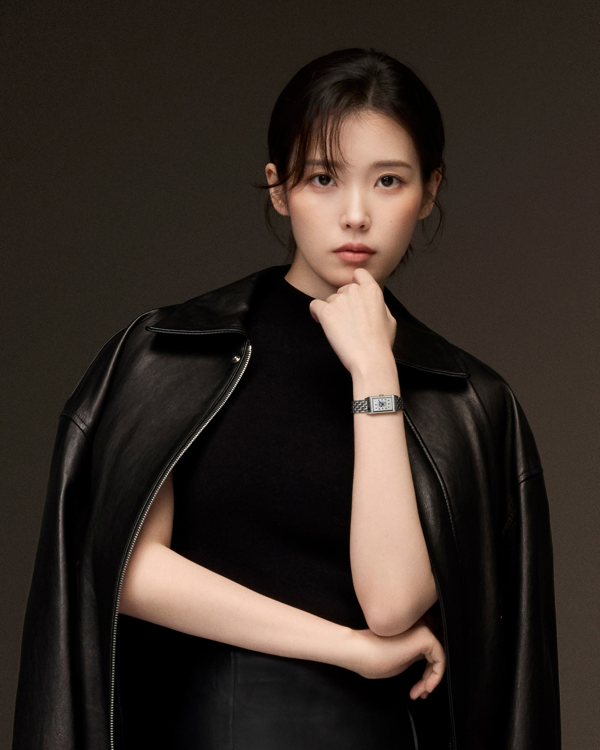 [잡담] 아이유 이 사진 잘생기게 나왔다 | 인스티즈