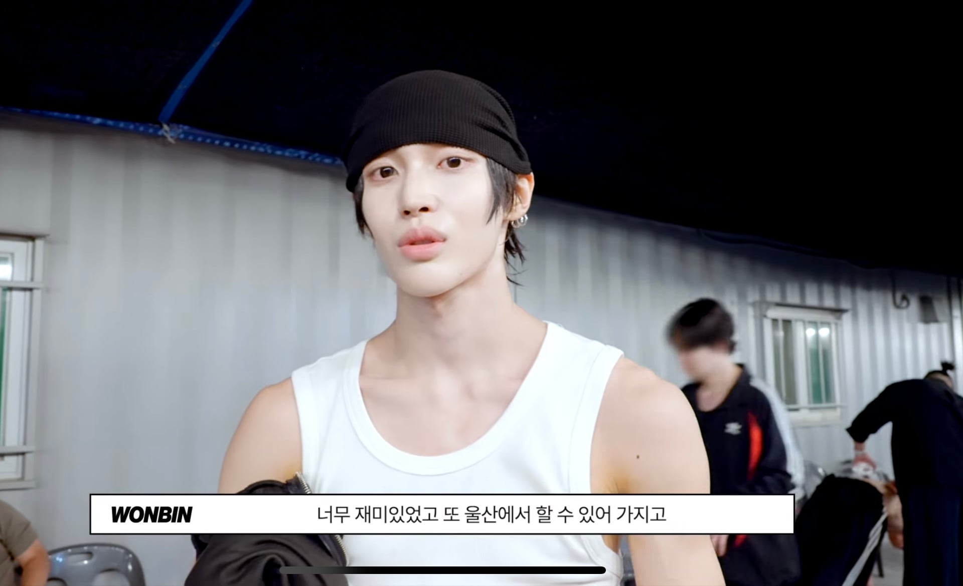 [잡담] 원빈이 소감중에 성찬이 뒤에서 등목하는데 | 인스티즈