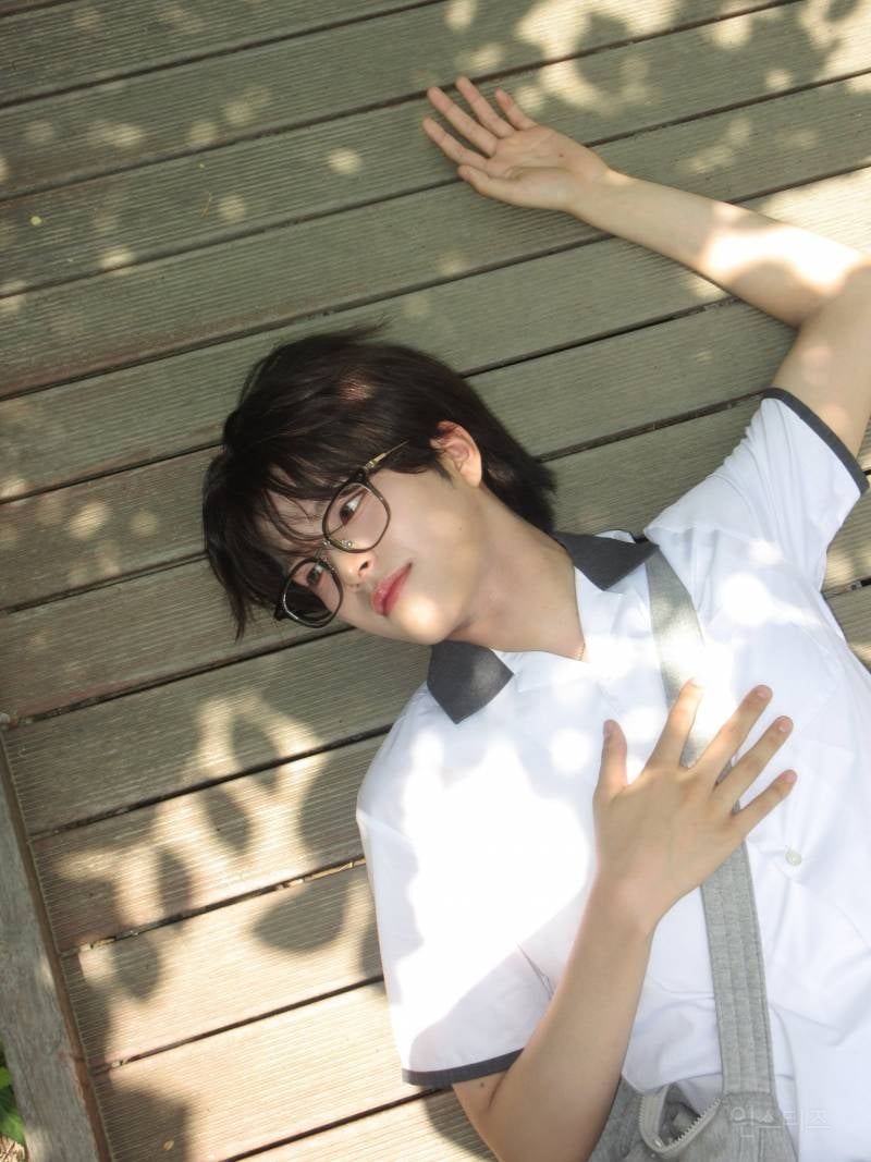 안유진 닮은 꼴로 불리는 중인 신인 남자 아이돌.jpg | 인스티즈