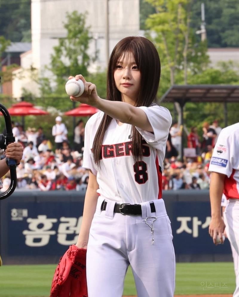 유니폼 정석대로 입고 시구하는거 보기 좋다 | 인스티즈