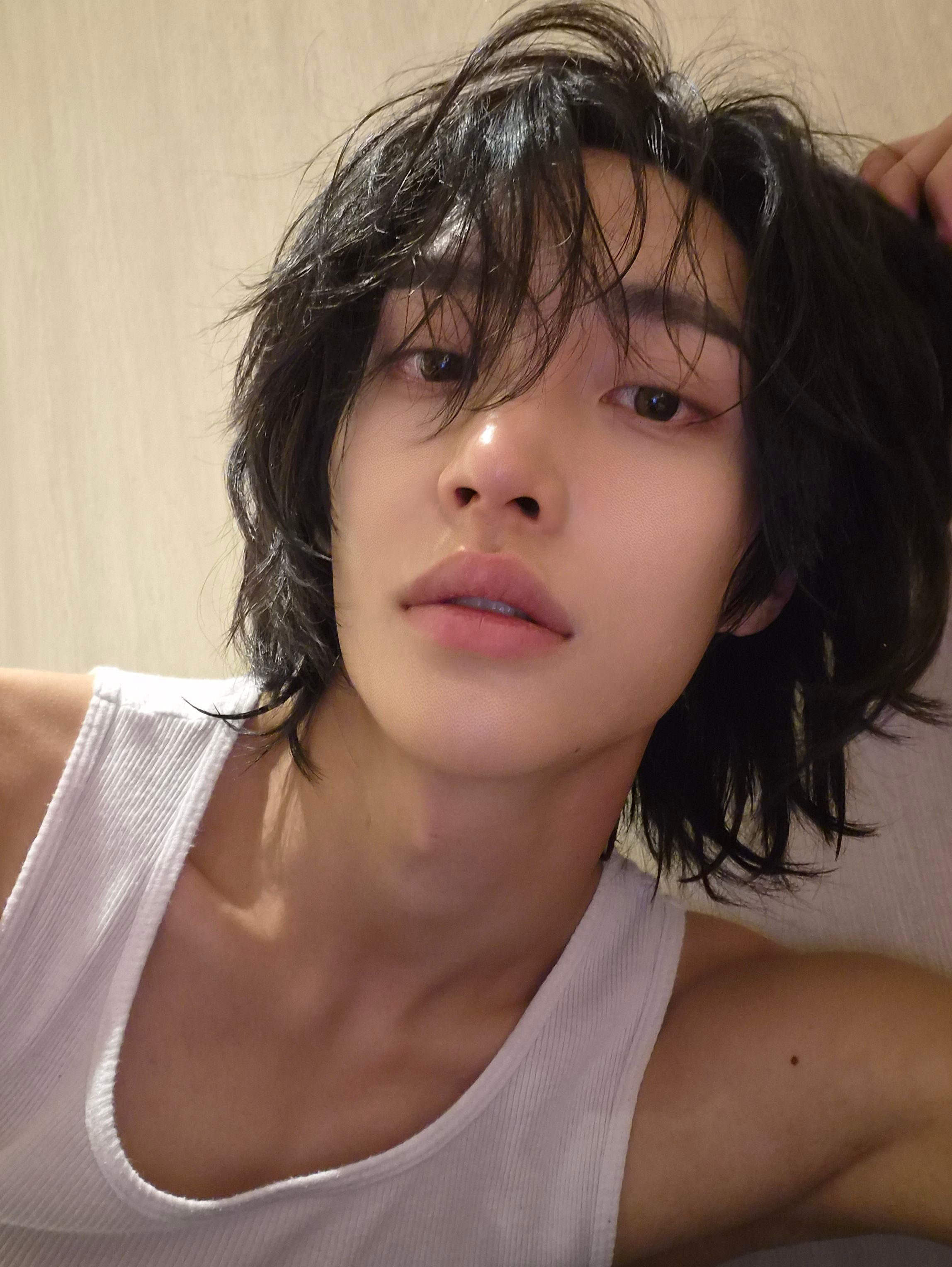 [잡담] 원빈 임티랑 셀카 준거 동일인 맞는거지? | 인스티즈