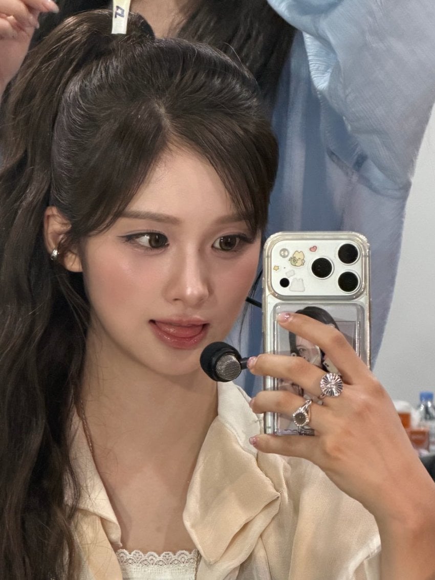 [잡담] 설윤 핸드폰에 원이 포카 아직도 끼고 다니네ㅋㅋㅋ | 인스티즈