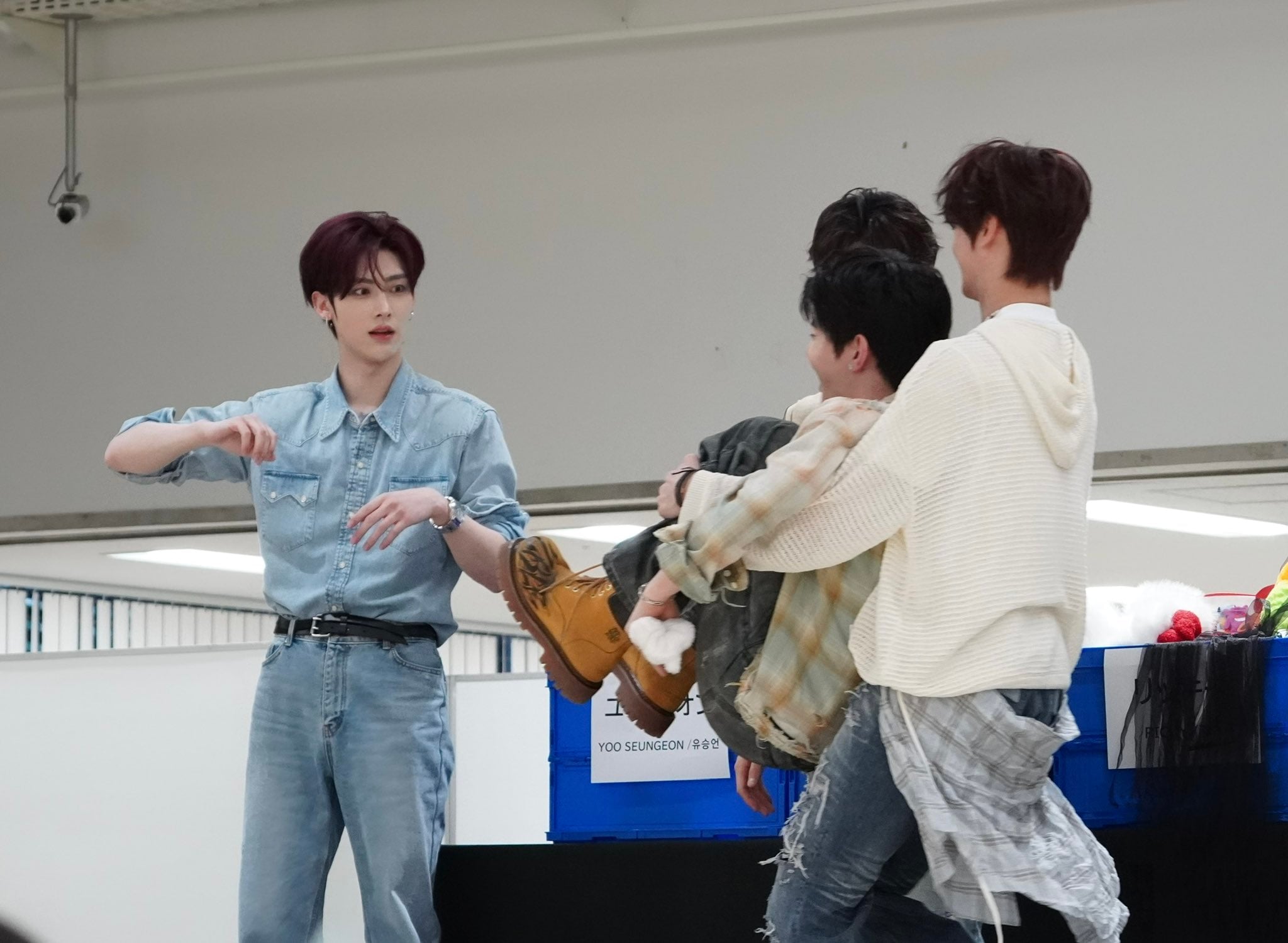 [잡담] 앤더블 김규빈이 장하오 덜렁 들고가니까 리키 표정 | 인스티즈