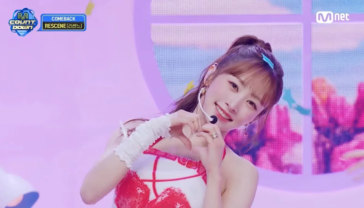 💖냉동인간 아니냐고 말 나오는 리센느 프리티걸 무대 깜작 등장한 카라 니콜.jpg | 인스티즈