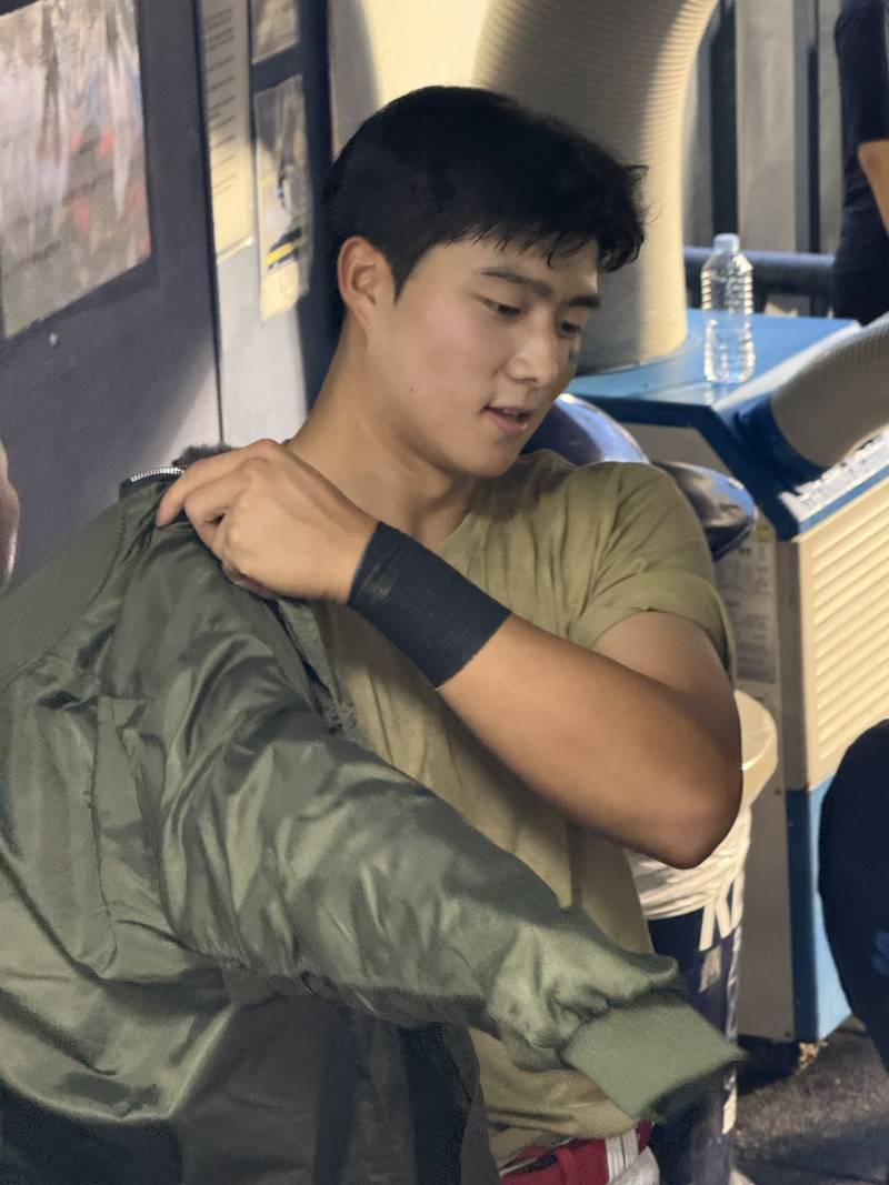 [잡담] 저희 얼라 퍼포 비하인드 사진 떴는데 한 번만 보고가주십쇼 | 인스티즈