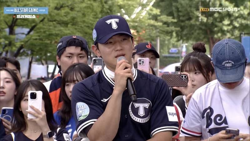 [잡담] 도영이 감기걸렸어? 목수건 같은 건 뭐지 더워서 두른건가 ㅋㅋㅋㅋㅋㅋㅋ | 인스티즈