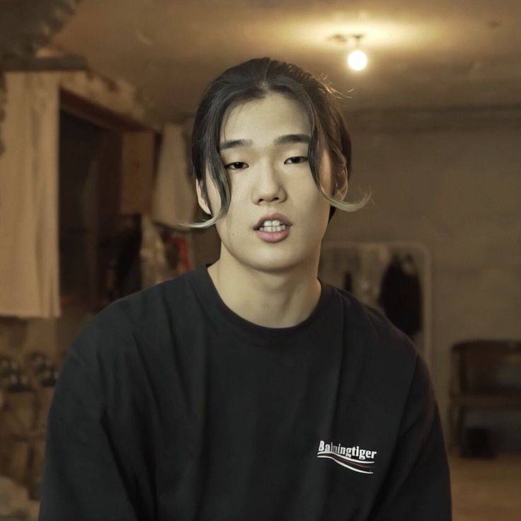 [잡담] 옆머리 이렇게 휘어지는건 뭐가 문젤까 | 인스티즈