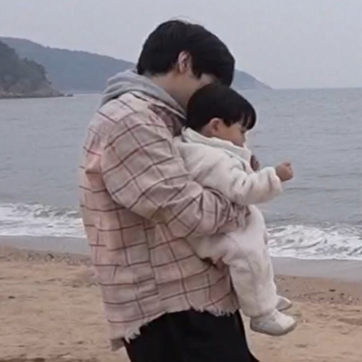 [잡담] 투바투가 유준이 요래 인형마냥 안고 댕기던거 | 인스티즈