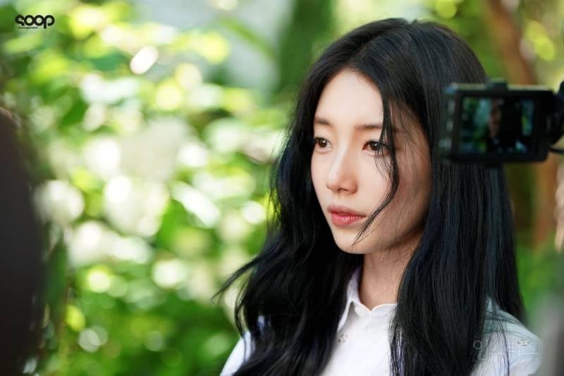 오늘자 배수지 셀린느 현장 비하인드 사진들.jpg | 인스티즈