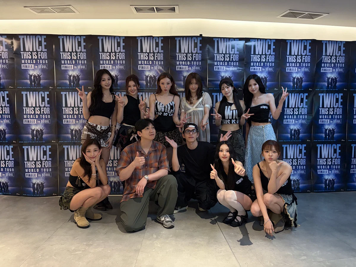 [잡담] 트와랑 찍은 사진에서 원필 사복 멋있다 | 인스티즈