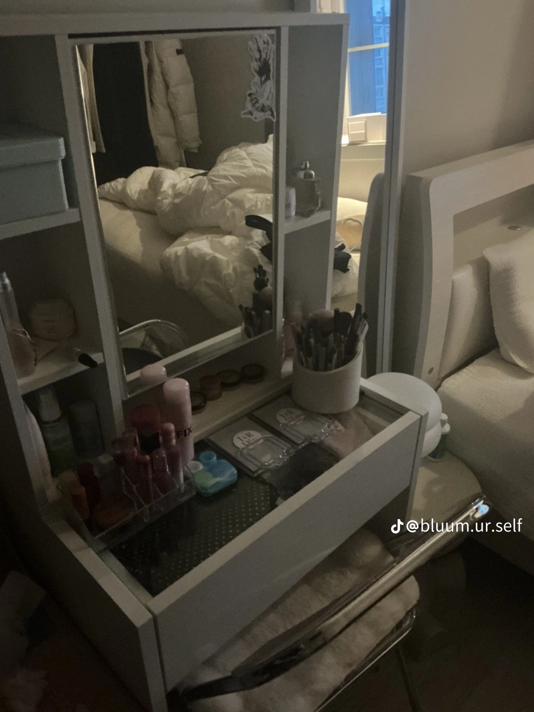 [잡담] 보통 여자들 꾸미는거 관심있으면 화장대에 이정도 화장품은 있어? | 인스티즈