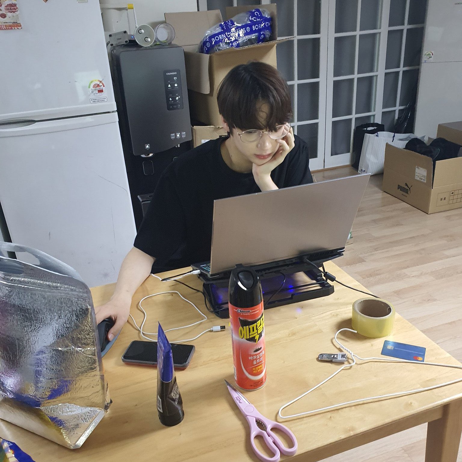 [잡담] 휴닝카이 턱 괴고 있을 때 뭔가 엘레~강스~ 함 | 인스티즈