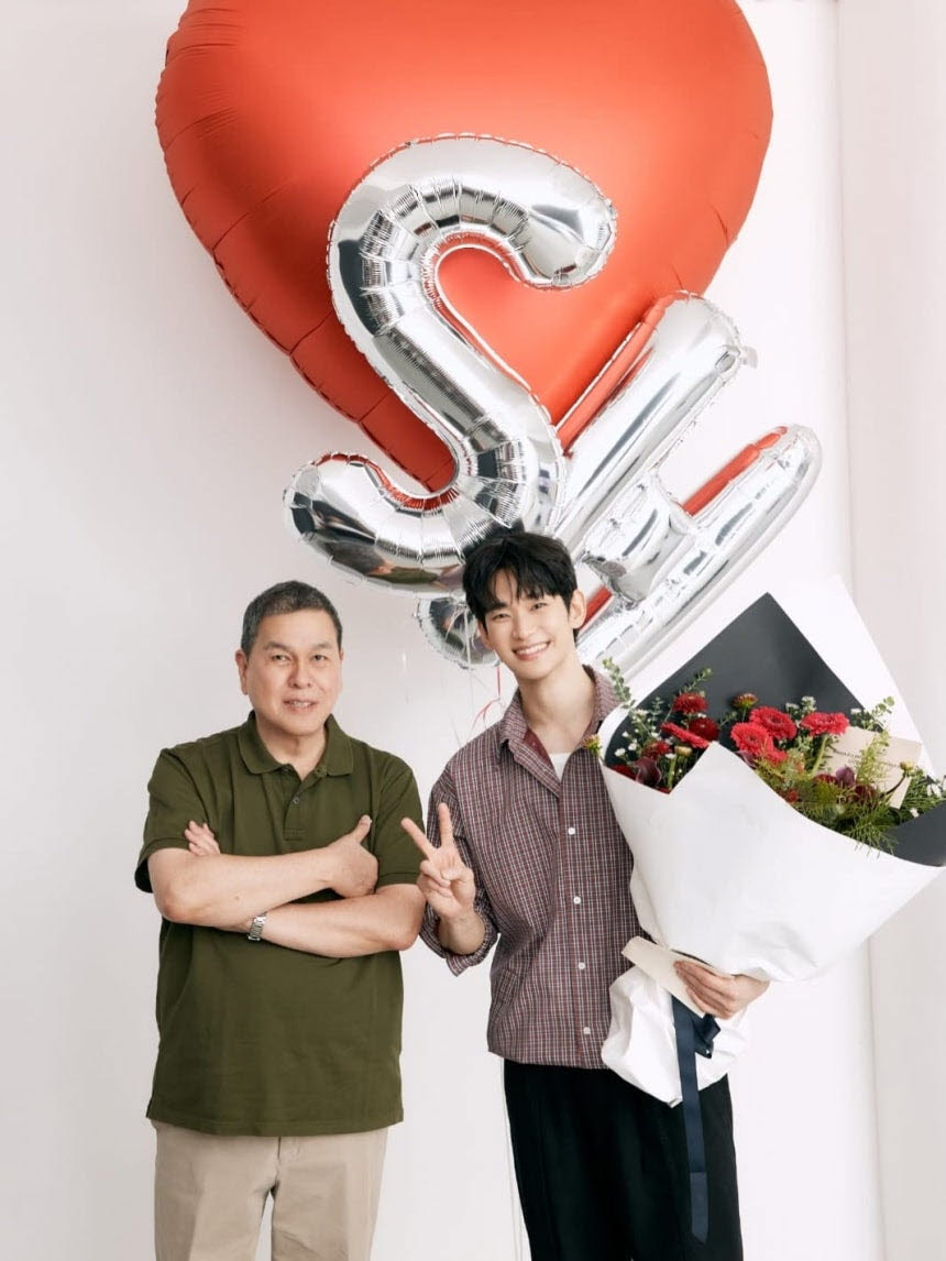 [정보/소식] 김수현, 1년 4개월 만에 웃는 모습 포착…광고 촬영 현장 공개 | 인스티즈