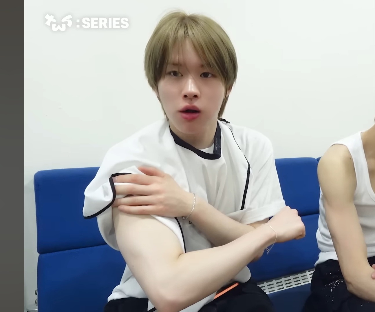 [잡담] 투어스 경민이도 하얀편이구나 | 인스티즈