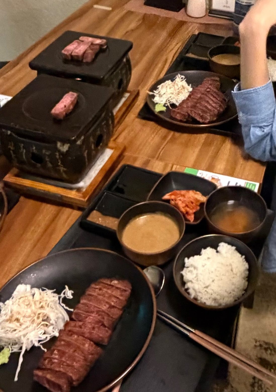 [잡담] 신유 도훈 고기 양 2배, 고기 굽는 양 4배 ㅋㅋㅋㅋㅋㅋ | 인스티즈