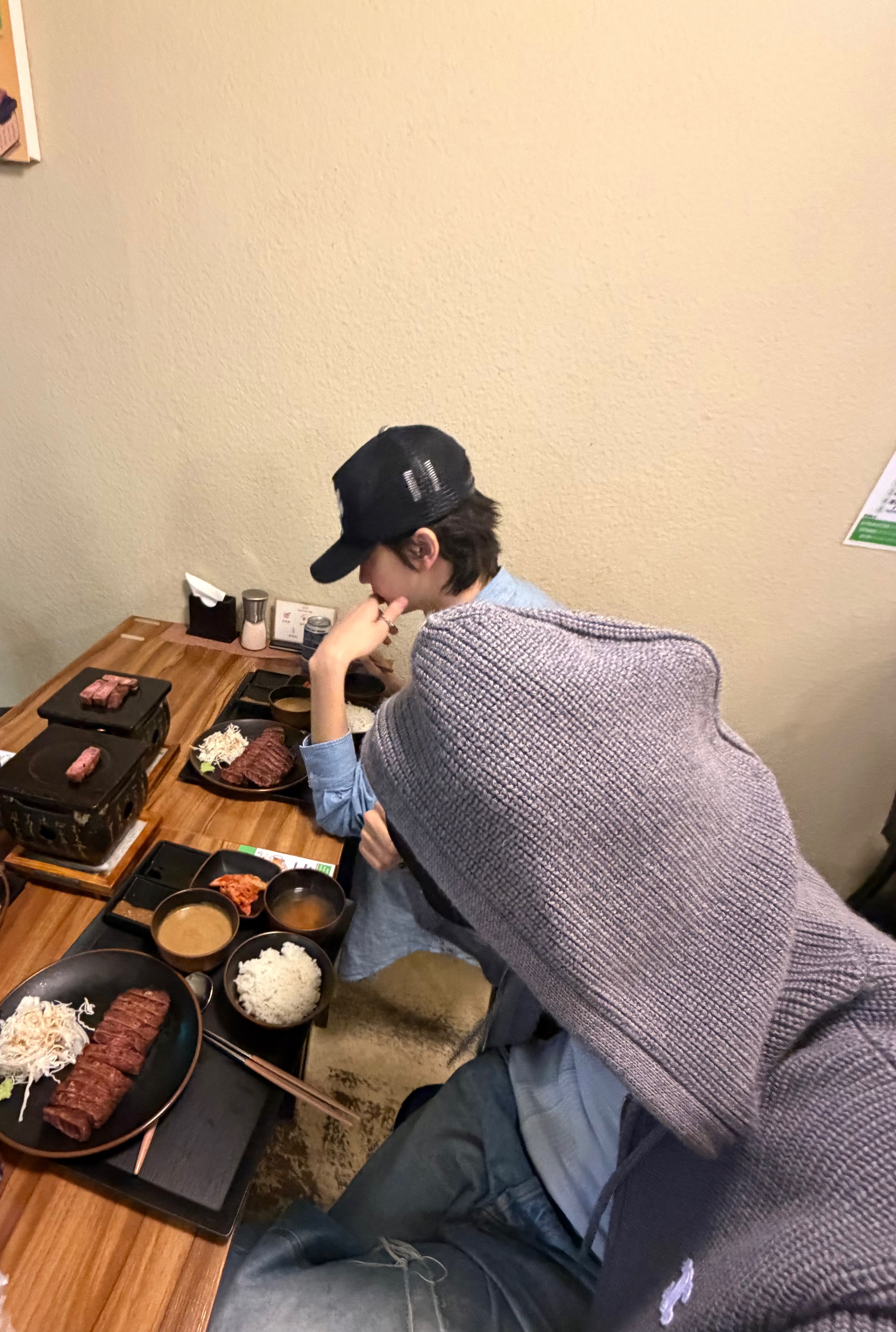 [잡담] 신유 도훈 고기 양 2배, 고기 굽는 양 4배 ㅋㅋㅋㅋㅋㅋ | 인스티즈