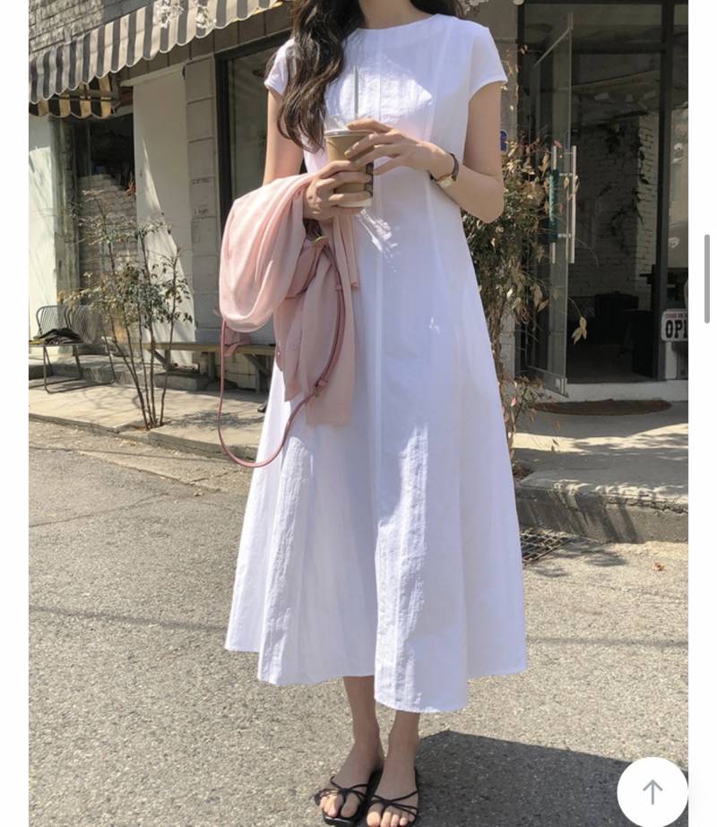 [잡담] 익들 눈엔 이중에 뭐가 더 예쁘고 잘 입을 것 같아???? | 인스티즈