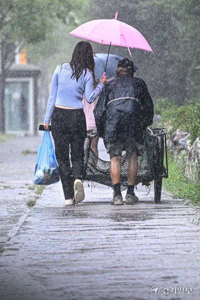 내 어깨는 다 젖어도…폐지 어르신에 우산 내어준 '천사' | 인스티즈