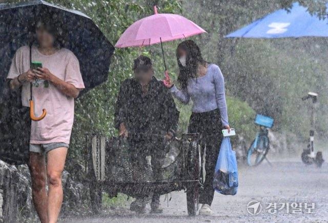 내 어깨는 다 젖어도…폐지 어르신에 우산 내어준 '천사' | 인스티즈