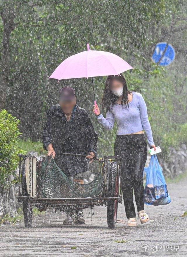 내 어깨는 다 젖어도…폐지 어르신에 우산 내어준 '천사' | 인스티즈