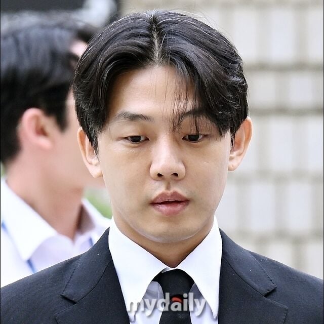 [정보/소식] '마약 집행유예' 유아인, 흰머리에 환한 웃음…"장재현 감독과 동행" | 인스티즈