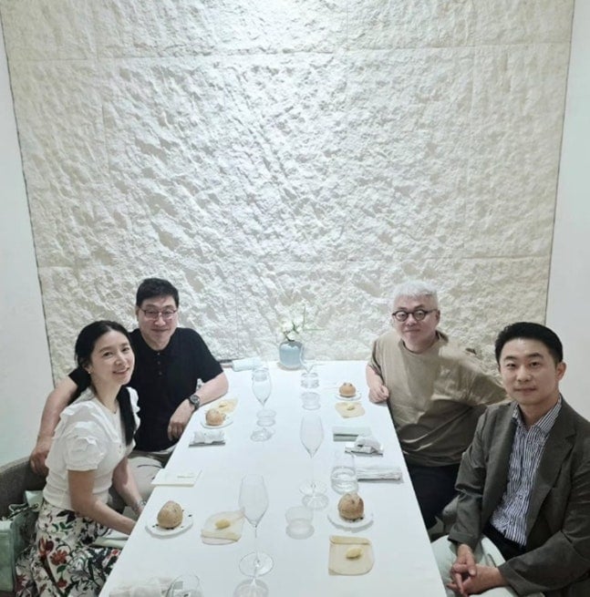 [잡담] 와 이영애 옆에 남편 75살이래.. 이영애 55살도 안믿기는데 | 인스티즈
