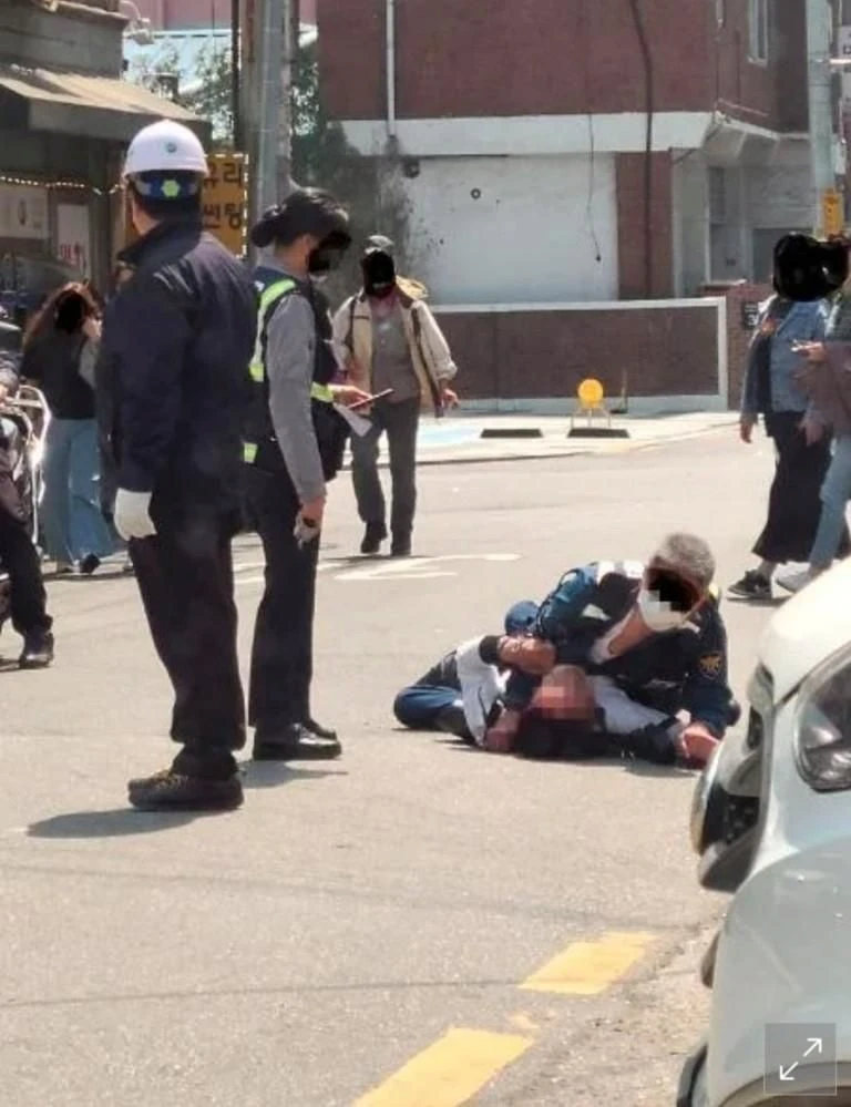 [잡담] 수갑들고 구경하는 여경 | 인스티즈