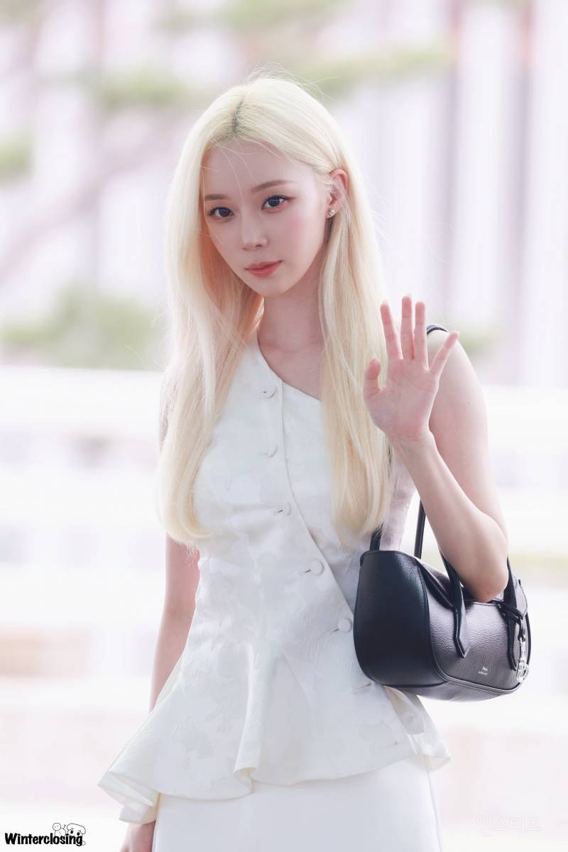오늘자 도쿄 출국한 지민정(카리나&윈터) | 인스티즈